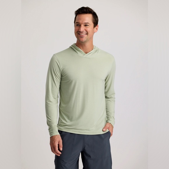 Free Fly Men's Elevate Lightweight Hoodie in Desert Sage Size Medium. - Picture 12 of 16